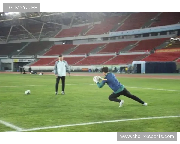 网球队进行不同场地适应训练